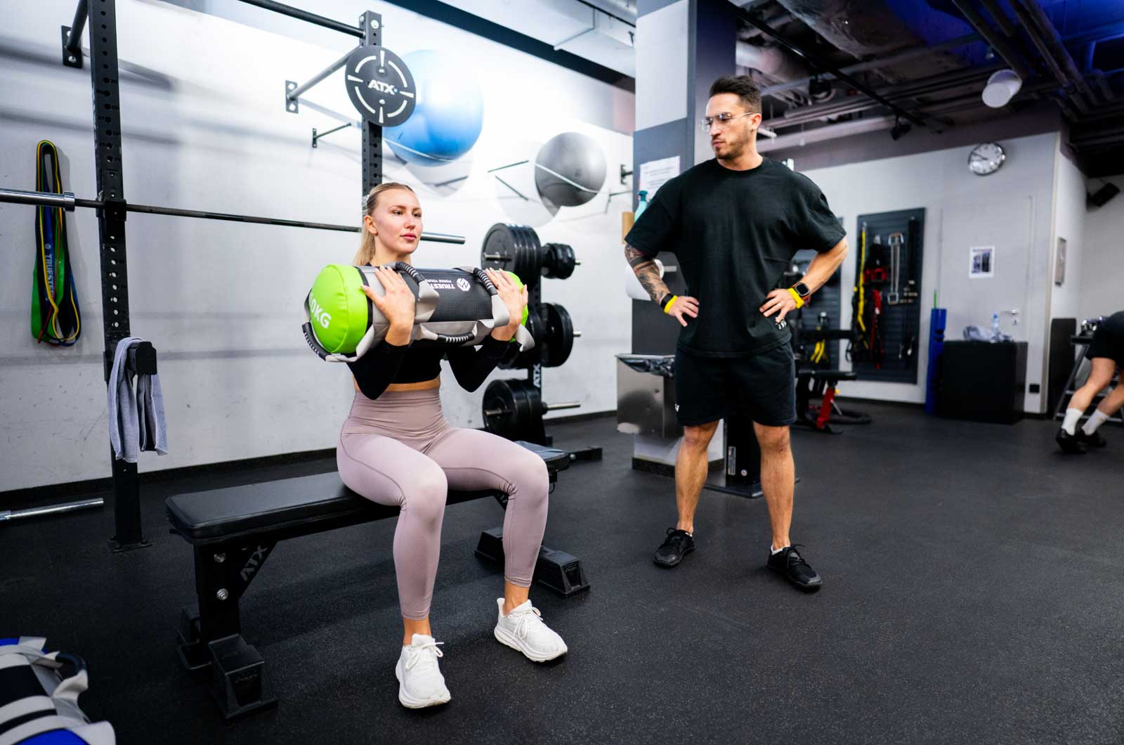 Žena trénuje v Synergy s trenérem