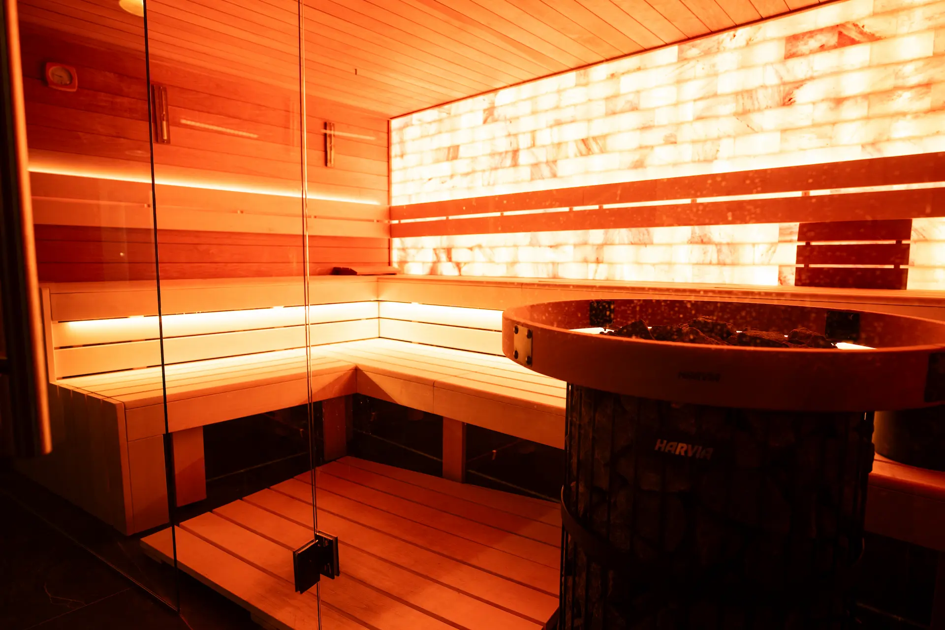 Finská sauna se solnou stěnou